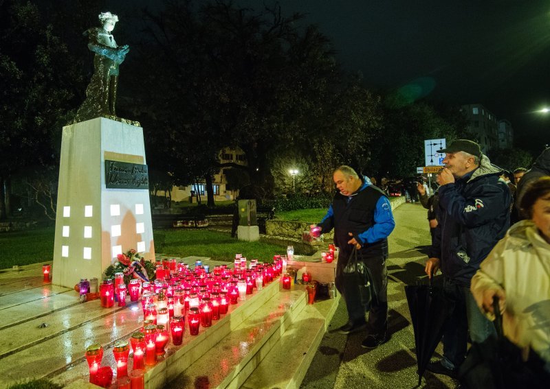 Split: Paljenjem svijeća u organizaciji Grada i Koordinacije braniteljskih udruga, ispred spomenika "I u mom gradu Vukovar svijetli"