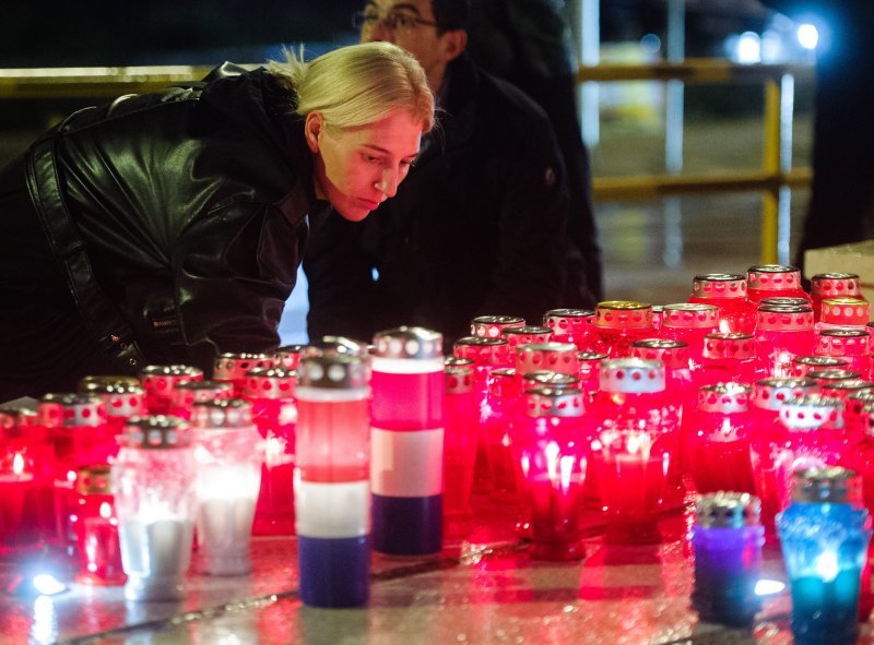 Split: Paljenjem svijeća u organizaciji Grada i Koordinacije braniteljskih udruga, ispred spomenika "I u mom gradu Vukovar svijetli"