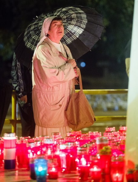 Split: Paljenjem svijeća u organizaciji Grada i Koordinacije braniteljskih udruga, ispred spomenika "I u mom gradu Vukovar svijetli"