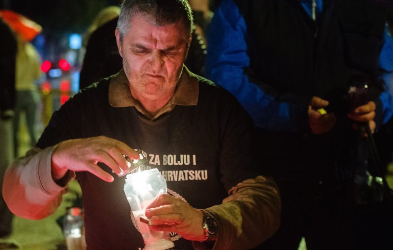 Split: Paljenjem svijeća u organizaciji Grada i Koordinacije braniteljskih udruga, ispred spomenika "I u mom gradu Vukovar svijetli"