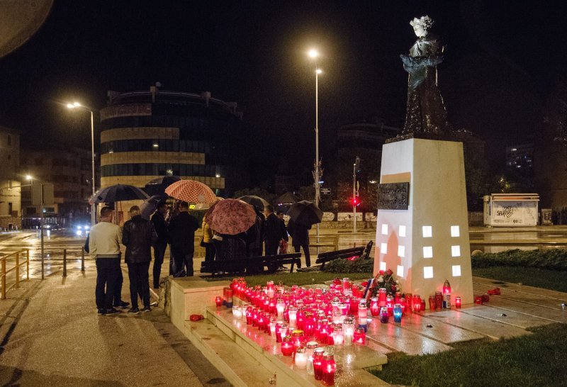 Split: Paljenjem svijeća u organizaciji Grada i Koordinacije braniteljskih udruga, ispred spomenika "I u mom gradu Vukovar svijetli"