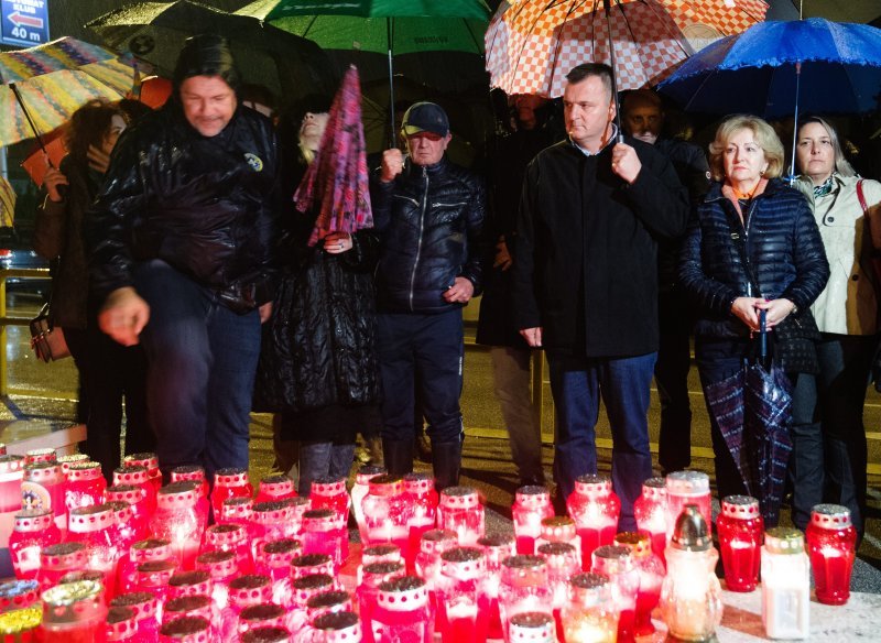 Split: Paljenjem svijeća u organizaciji Grada i Koordinacije braniteljskih udruga, ispred spomenika "I u mom gradu Vukovar svijetli"