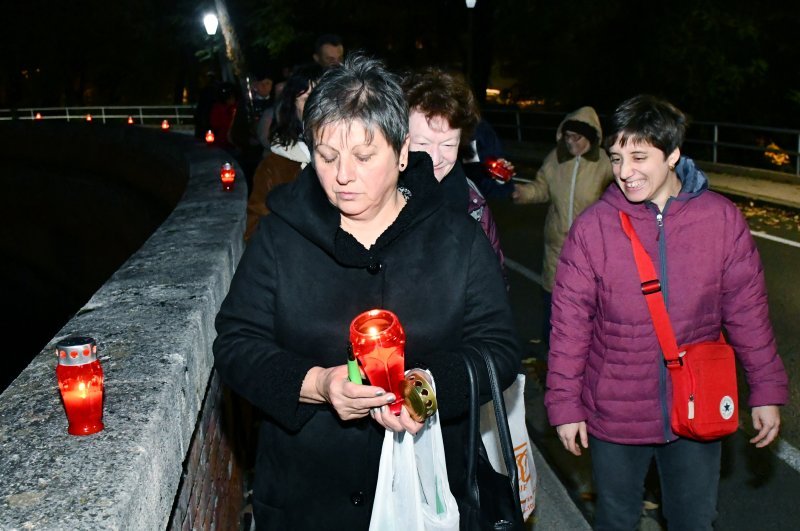 Paljenje svijeća za Vukovar na sisačkom Starom mostu