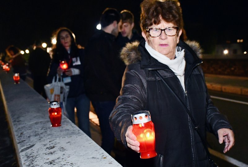 Paljenje svijeća za Vukovar na sisačkom Starom mostu