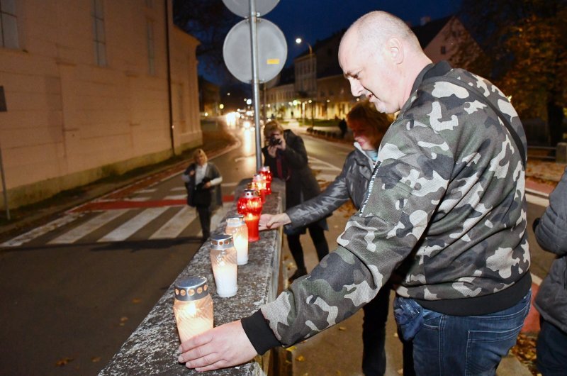 Paljenje svijeća za Vukovar na sisačkom Starom mostu