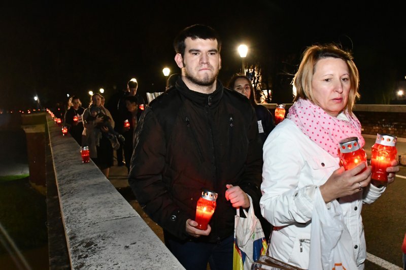 Paljenje svijeća za Vukovar na sisačkom Starom mostu