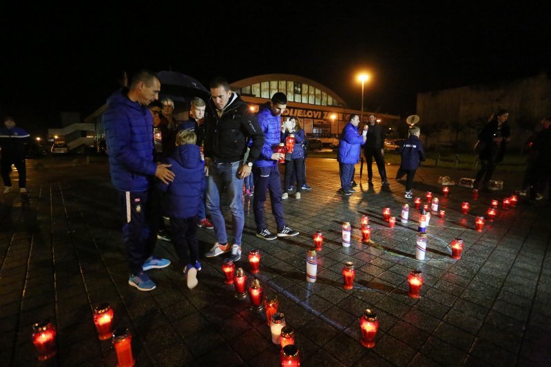 Karlovački sportaši paljenjem svijeća priključili se akciji I u mom gradu Vukovar svijetli