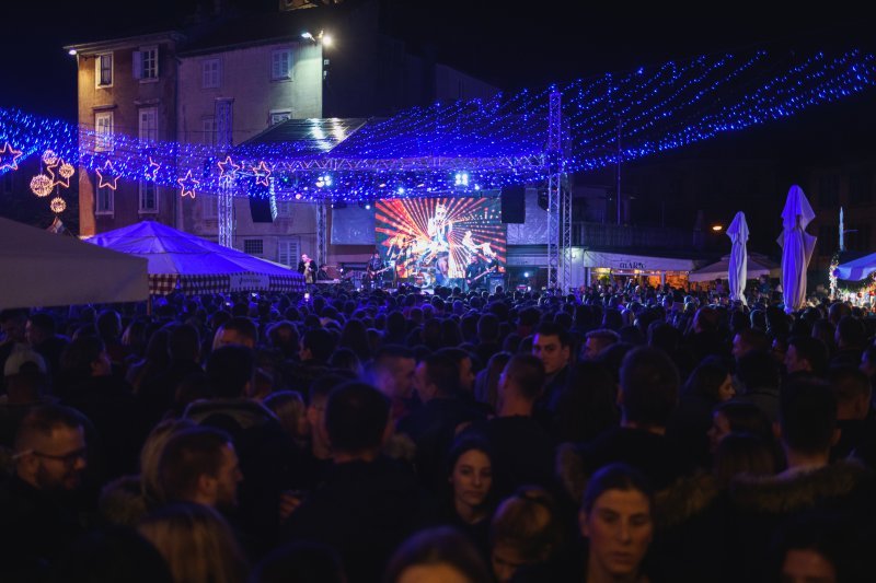 U Zadru otvoren Advent uz koncert Prljavog kazališta