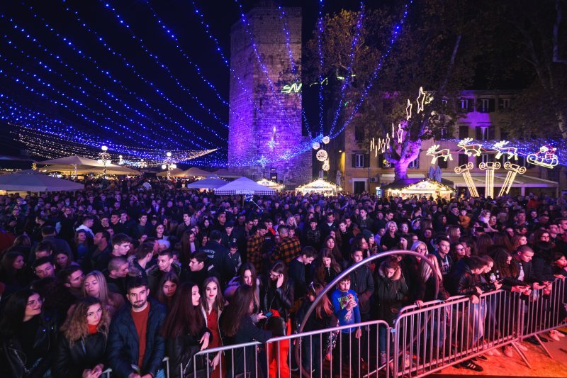 U Zadru otvoren Advent uz koncert Prljavog kazališta