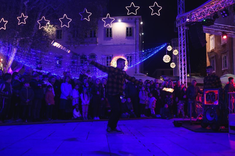 U Zadru otvoren Advent uz koncert Prljavog kazališta