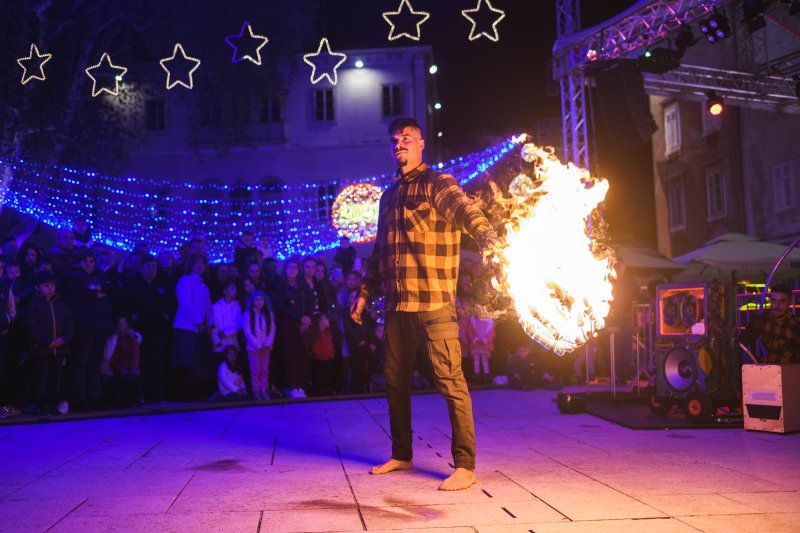 U Zadru otvoren Advent uz koncert Prljavog kazališta