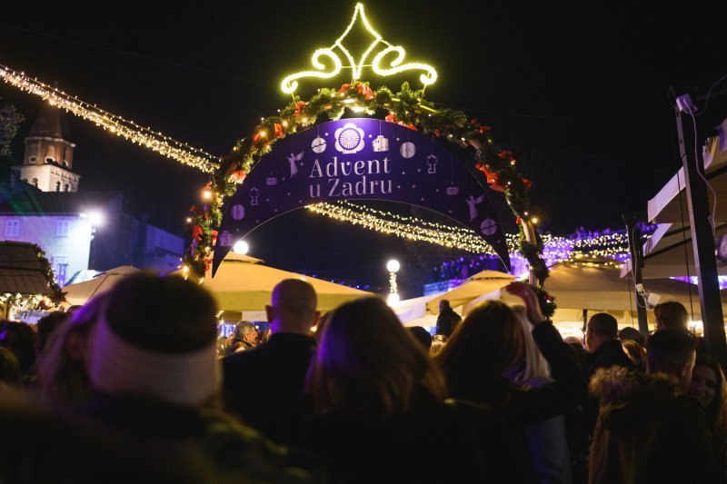 U Zadru otvoren Advent uz koncert Prljavog kazališta