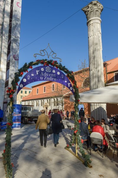 Građani posjetili manifestaciju Advent u Zadru