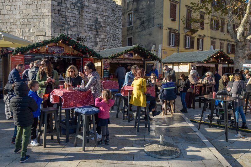 Građani posjetili manifestaciju Advent u Zadru