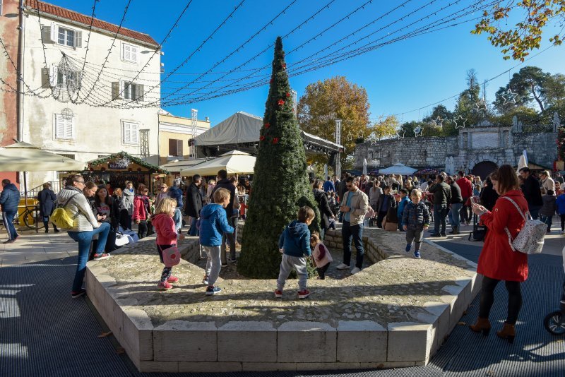 Građani posjetili manifestaciju Advent u Zadru