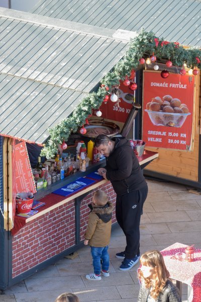 Građani posjetili manifestaciju Advent u Zadru