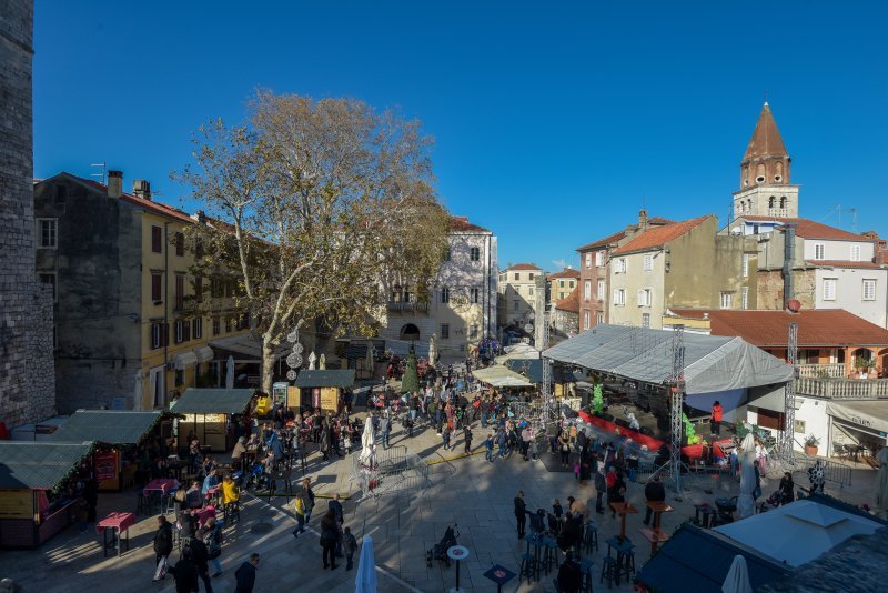 Građani posjetili manifestaciju Advent u Zadru