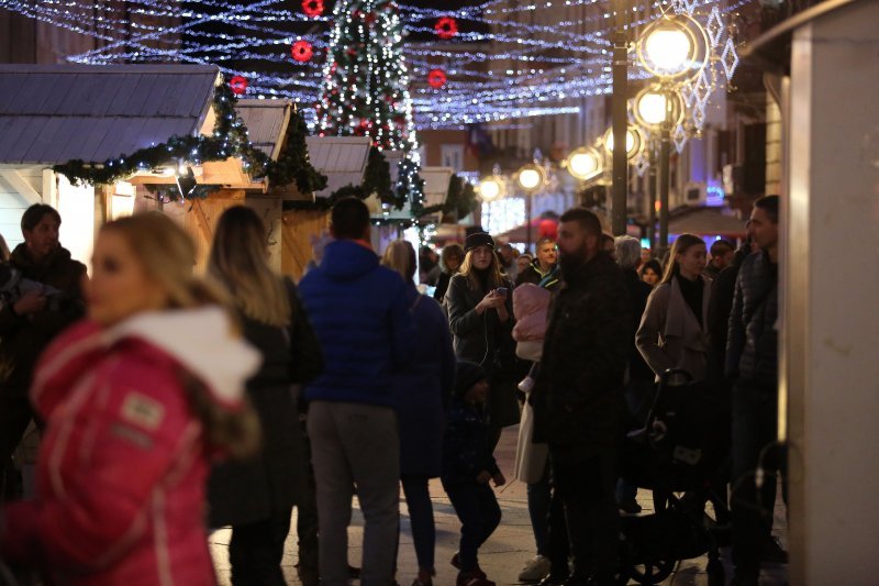 Rijeka: Na Korzu je uz vatromet upaljena blagdanska rasvjeta