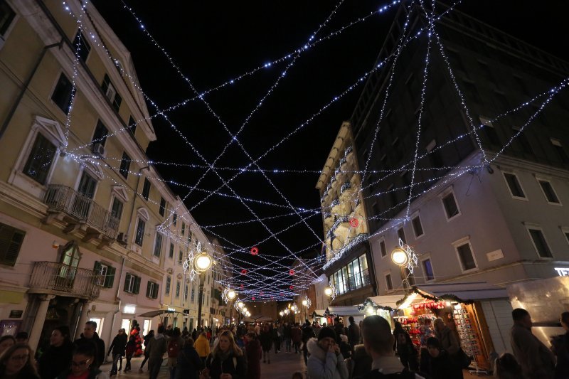 Rijeka: Na Korzu je uz vatromet upaljena blagdanska rasvjeta