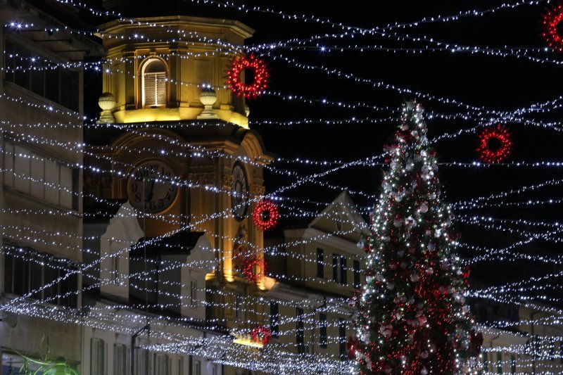 Rijeka: Na Korzu je uz vatromet upaljena blagdanska rasvjeta