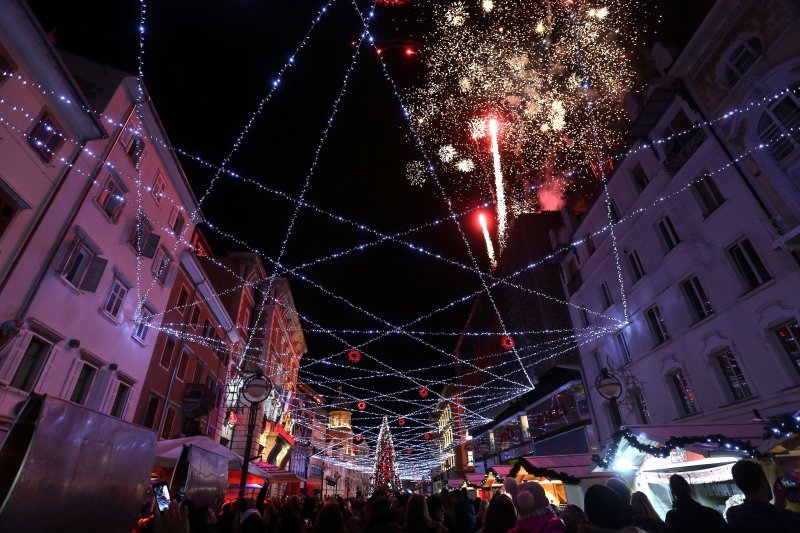 Rijeka: Na Korzu je uz vatromet upaljena blagdanska rasvjeta