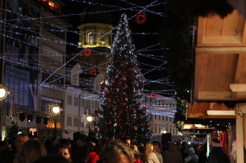 Rijeka: Na Korzu je uz vatromet upaljena blagdanska rasvjeta