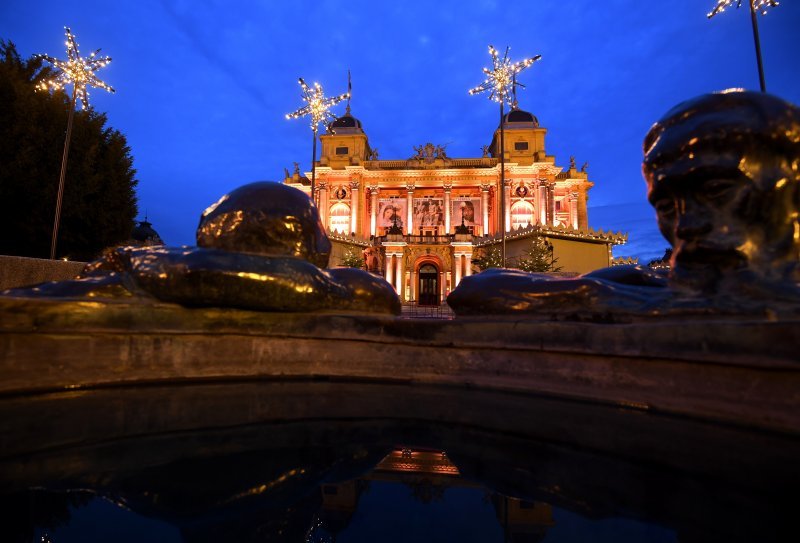 Zgrada HNK Zagreb ukrašena povodom Adventa