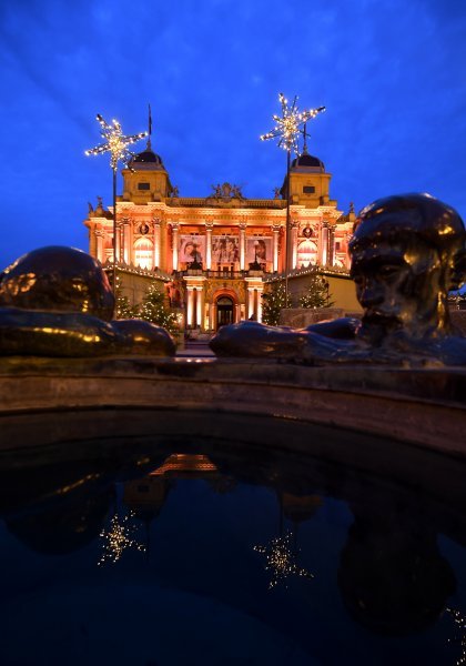 Zgrada HNK Zagreb ukrašena povodom Adventa