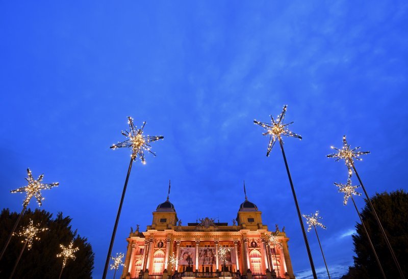 Zgrada HNK Zagreb ukrašena povodom Adventa