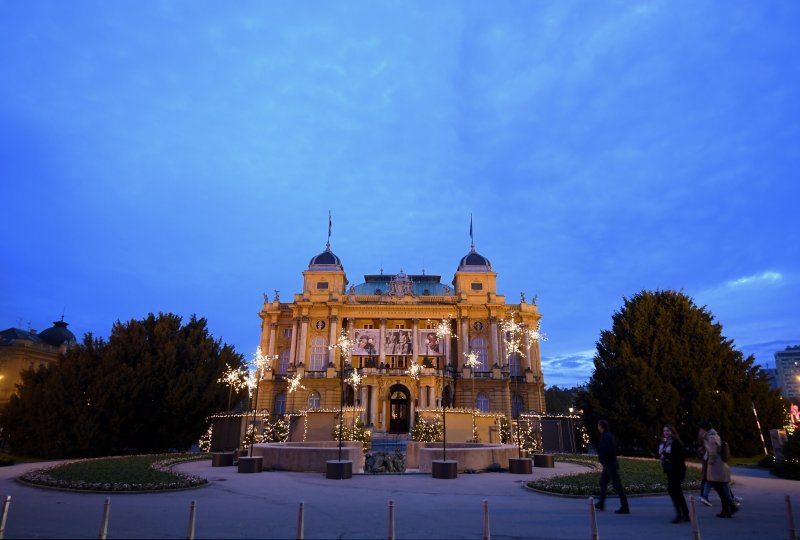 Zgrada HNK Zagreb ukrašena povodom Adventa