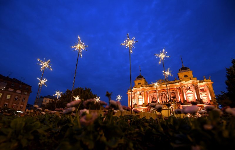 Zgrada HNK Zagreb ukrašena povodom Adventa