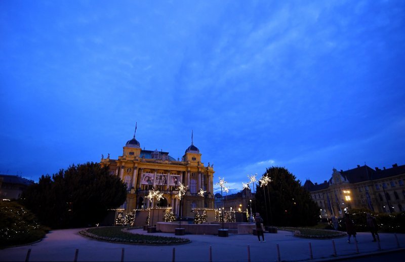 Zgrada HNK Zagreb ukrašena povodom Adventa