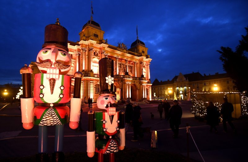 Zgrada HNK Zagreb ukrašena povodom Adventa