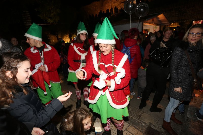 Rijeka: Paljenjem lampica započeo je program Adventa na Trsatskoj gradini