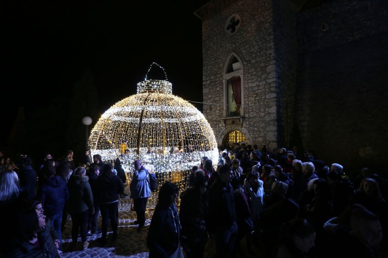 Rijeka: Paljenjem lampica započeo je program Adventa na Trsatskoj gradini