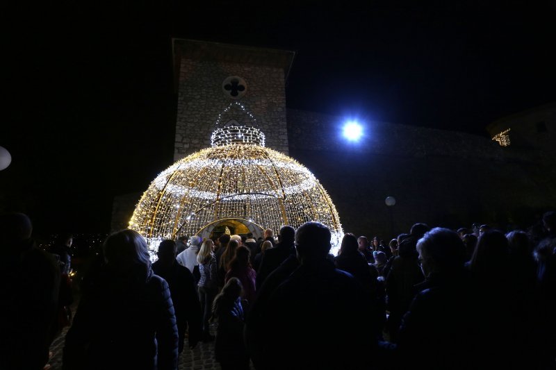 Rijeka: Paljenjem lampica započeo je program Adventa na Trsatskoj gradini