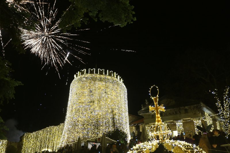 Rijeka: Paljenjem lampica započeo je program Adventa na Trsatskoj gradini