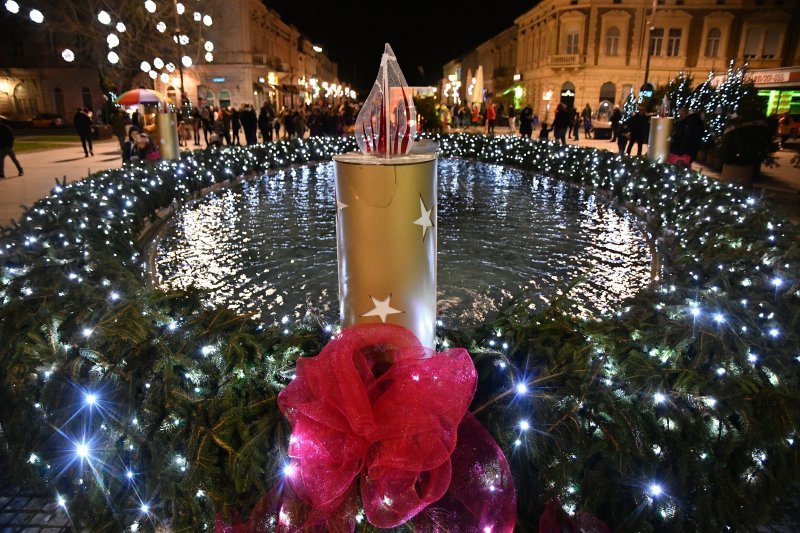 Slavonski Brod: Prve nedjelje Adventa grad je zablistao u blagdanskom ugođaju