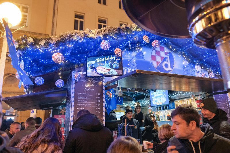 Prva momčad Dinama izazvala veliku gužvu na adventskoj kućici 'Dinamova čarolija'