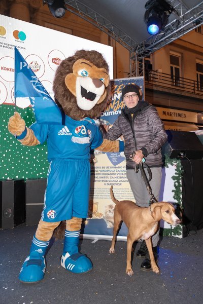 Prva momčad Dinama izazvala veliku gužvu na adventskoj kućici 'Dinamova čarolija'