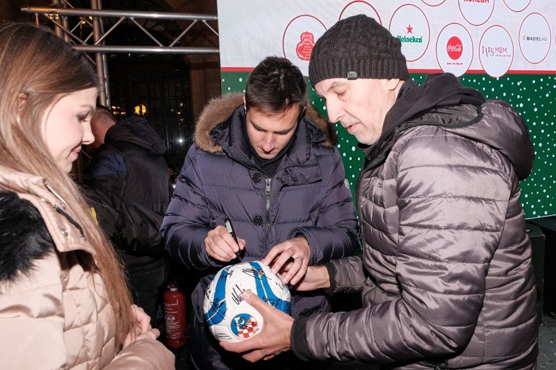 Prva momčad Dinama izazvala veliku gužvu na adventskoj kućici 'Dinamova čarolija'