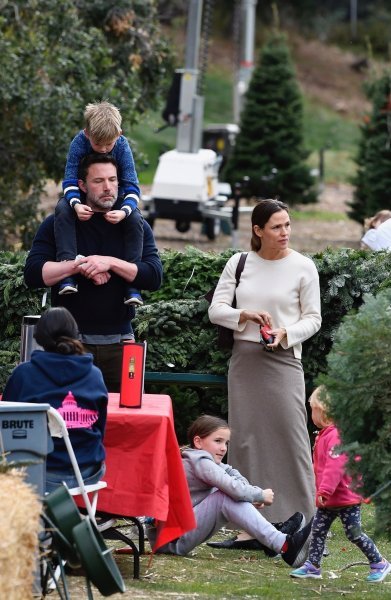 Ben Affleck i Jennifer Garner s djecom kupuju božićno drvce