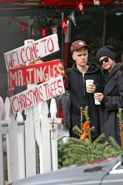 Hailey Baldwin i Justin Bieber kupuju božićno drvce