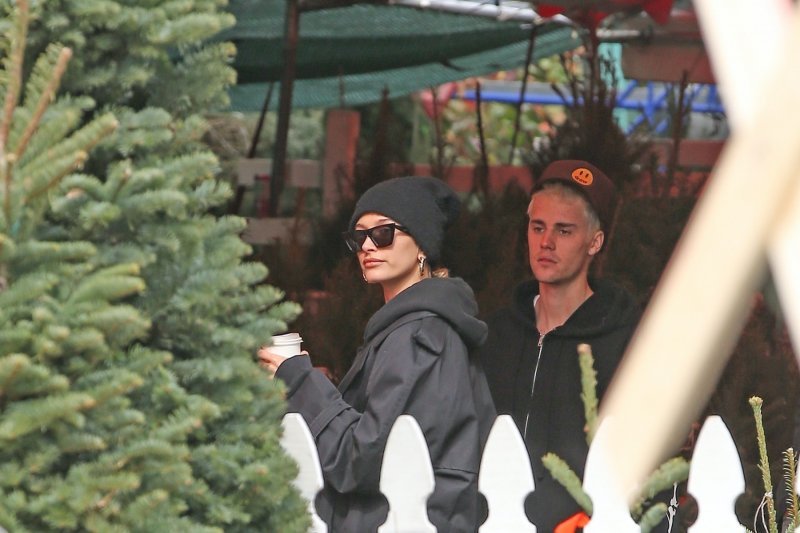 Hailey Baldwin i Justin Bieber kupuju božićno drvce