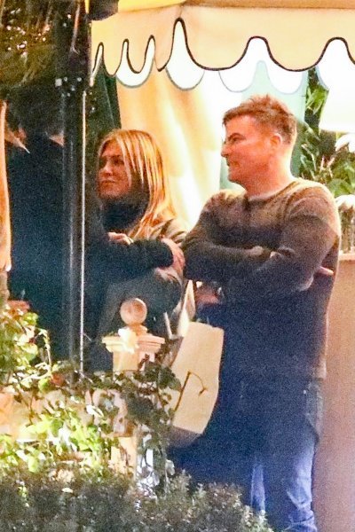 Jennifer Aniston u društvu komičara Jimmyja Kimmela i glumca Jasona Batemana