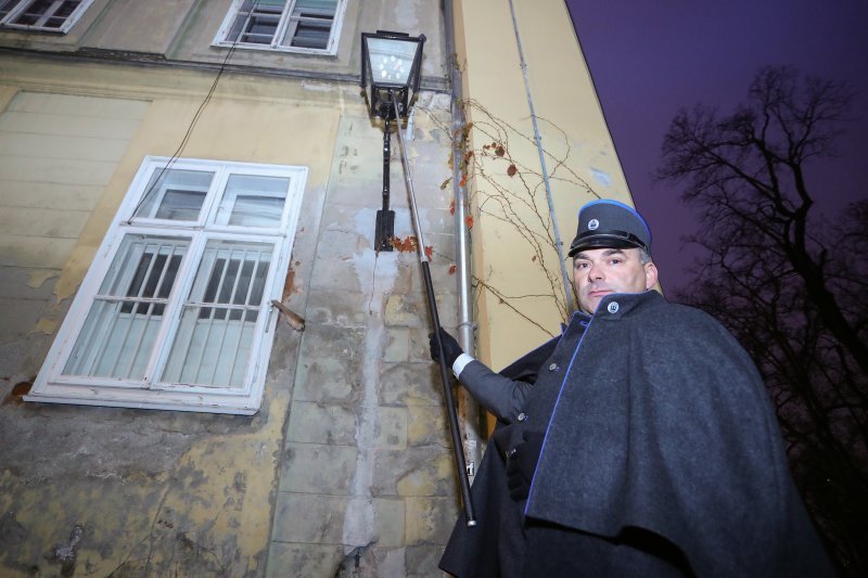 Paljenje plinskih lanterni na Gornjem gradu uz pjevanje božićnih pjesama