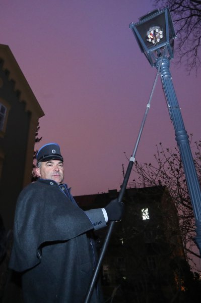 Paljenje plinskih lanterni na Gornjem gradu uz pjevanje božićnih pjesama