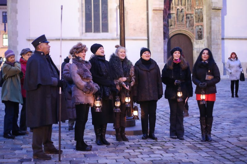 Paljenje plinskih lanterni na Gornjem gradu uz pjevanje božićnih pjesama