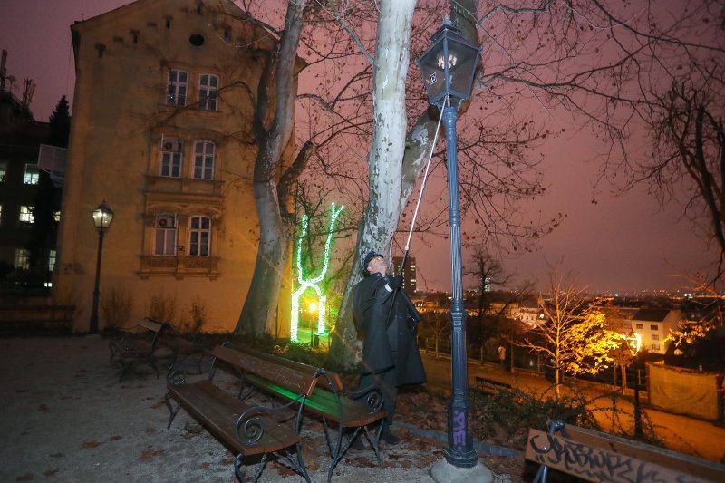 Paljenje plinskih lanterni na Gornjem gradu uz pjevanje božićnih pjesama