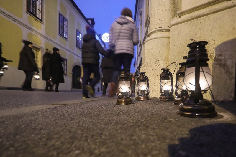 Paljenje plinskih lanterni na Gornjem gradu uz pjevanje božićnih pjesama